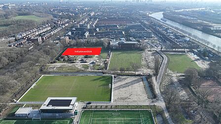 Een luchtfoto van het gebied waar het initiatievenblok moet komen. Rechts de Amsterdamsestraatweg en het Amsterdam-Rijnkanaal, onderin zie je de sportvelden.